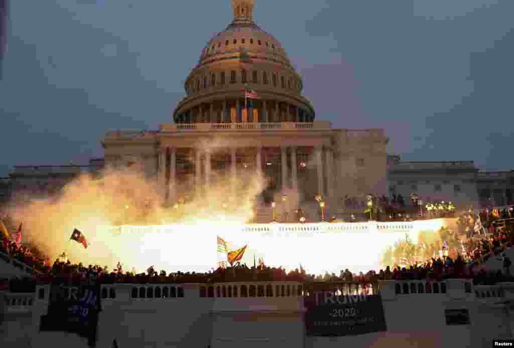 Столкновение силовиков и сторонников президента США Дональда Трампа перед зданием Капитолия США в Вашингтоне, США, 6 января 2021 года