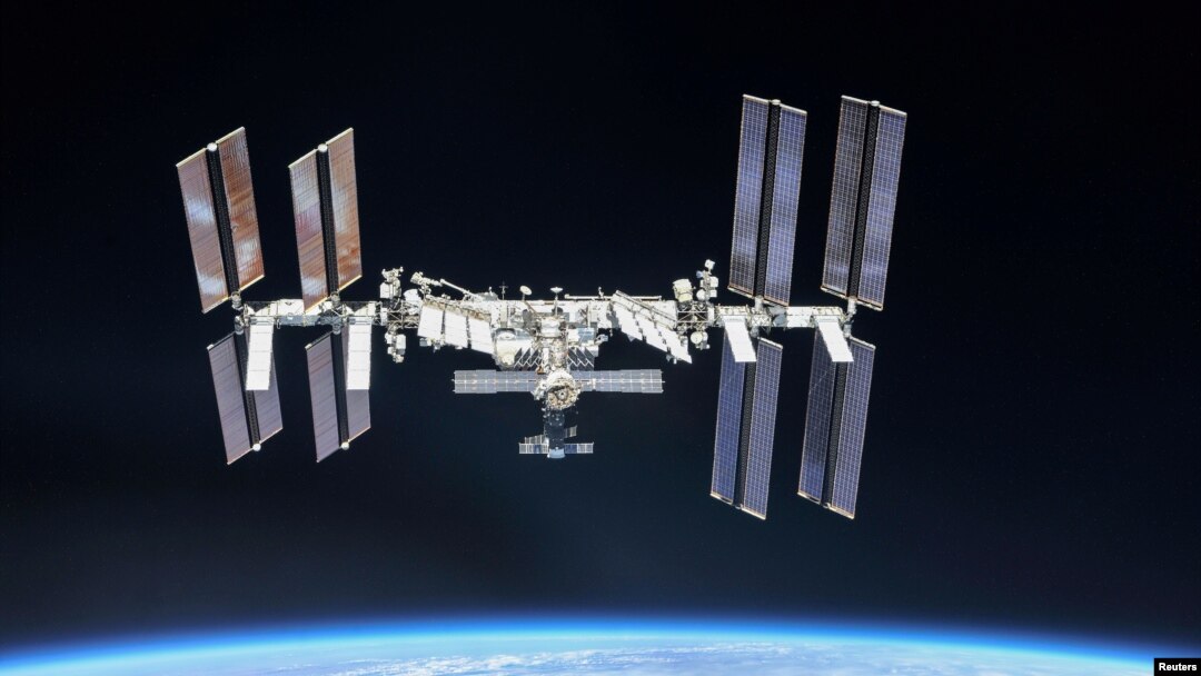 Stația Spațială Internațională, fotografiată de membrii echipajului Expediției 56 de pe o navă spațială Soyuz.