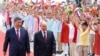 Президент Росії Володимир Путін та голова Китаю Сі Цзіньпін беруть участь у церемонії привітання у Будинку народних зборів у Пекіні, Китай, 20 травня 2026 року