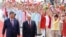 Президент Росії Володимир Путін та голова Китаю Сі Цзіньпін беруть участь у церемонії привітання у Будинку народних зборів у Пекіні, Китай, 20 травня 2026 року
