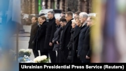 Președintele ucrainean Volodimir Zelenski și soția sa Olena, președintele Finlandei-Alexander Stubb, premierii Estoniei, Danemarcei, Islandei, Letoniei, Norvegiei, Suediei, președinta Comisiei Europene, Ursula von der Leyen, și președintele Consiliului European, Antonio Costa.