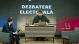Imagine de la dezbaterea la care absentează George Simion. În prim plan: candidatul independent Nicușor Dan și în plan secund gazda emisiunii Cosmin Nedelcu (Micutzu).