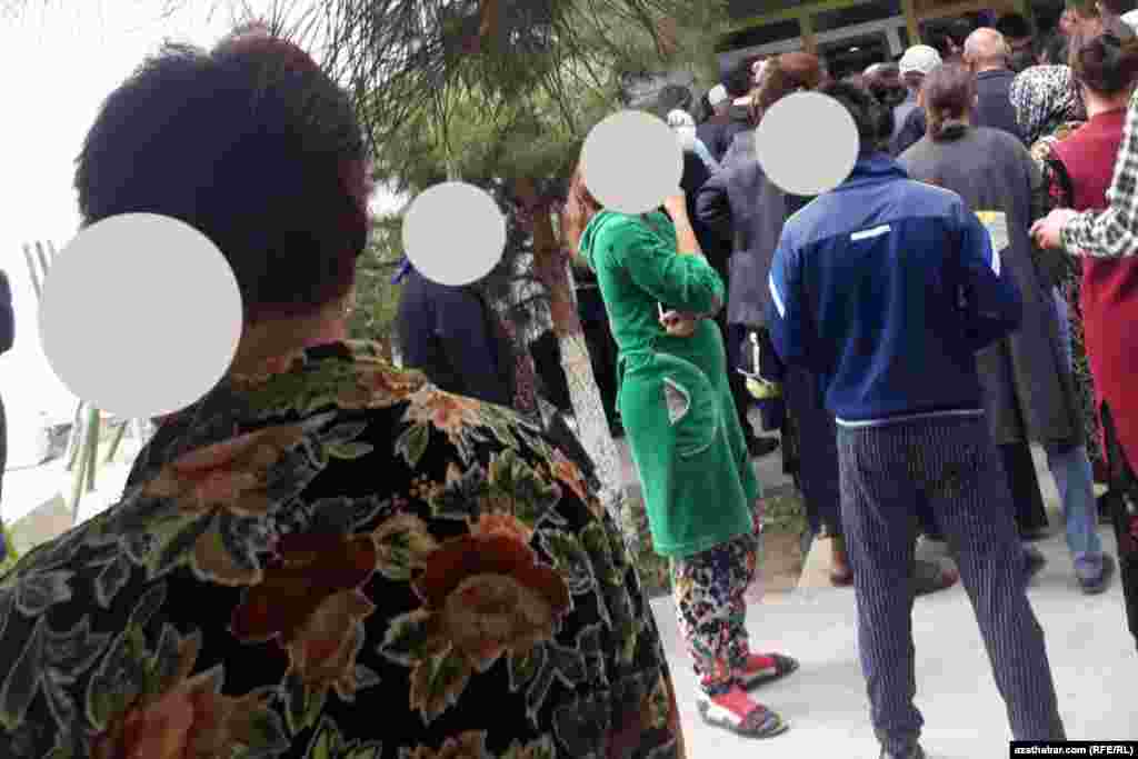 Ýylyň dowamynda ýurtda azyk we bankomat nobatlary has hem uzaldy. Türkmenabatda zähmet haklaryny nagtlaşdyrjak bolup ,daňdandan bäri bankomatyň öňünde nobata duran adamlar.