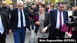მამუკა ხაზარაძე ადვოკატებთან ერთად გენერალურ პროკურატურასთან. 2019 წლის 21 ოქტომბერი
