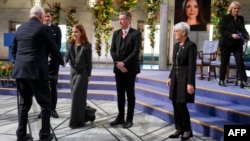 Նորվեգիայի թագավոր Հարալդ Հինգերորդը ողջունում է Մարիա Կորինա Մաչադոյի դուստր Անա Կորինա Սոսա Մաչադոյին Խաղաղության Նոբելյան մրցանակի շնորհման արարողության ավարտին, Օսլո, 10-ը դեկտեմբերի, 2025թ.