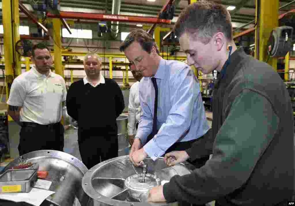 А британский премьер-министр Дэвид Кэмерон закручивает винты на промышленных вентиляторах