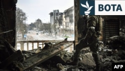 Një ushtar rus në teatrin e shkatërruar në Mariupol të Ukrainës. 12 prill 2022. 