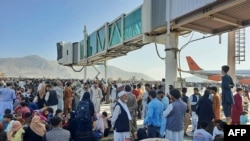 Afganët në Aeroportin e Kabulit më 16 gusht, teksa tentojnë të largohen nga vendi, pasi talibanët hynë në Kabul më 15 gusht.
