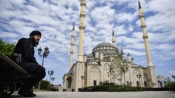 Сотрудник полиции у мечети в Грозном, иллюстративная фотография