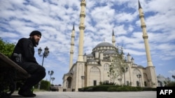 Сотрудник полиции у мечети в Грозном, иллюстративная фотография