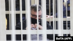 Віктар Бабарыка паказвае сэрцайка ў першы дзень суду над ім. Менск, 17 лютага 2021 году.