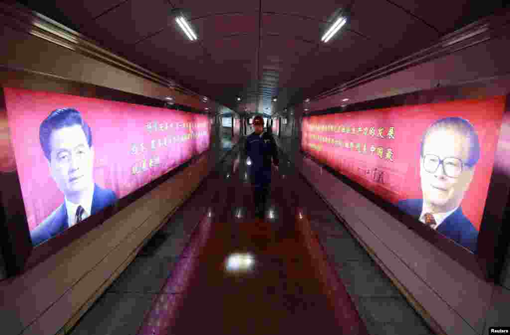 La ieşirea dintr-o mină de cărbuni din China, provincia Shanxi: portretele preşedintelui Hu Jintao (st&acirc;nga) şi al fostului preşedinte Jiang Zemin.