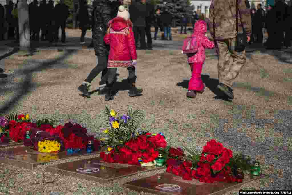 Біля меморіального каменю також знаходяться пам&#39;ятні дошки бійцям загиблим на сході України