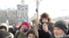 Даниил Чебыкин с мегафоном в руках. Омск, митинг 31 января.