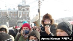 Омск 31 января митинг, Даниил Чебыкин с мегафоном (архивное фото)