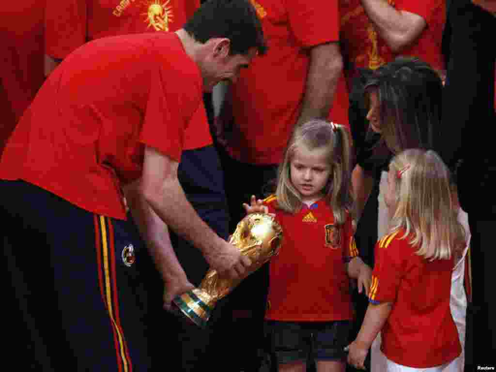 Капитан сборной Испании Икер Касильяс показывает Кубок ФИФА инфантам Леонор (слева) и Софии, а также принцессе Летиции. - Матчем между сборными Испании и Голландии завершился 19-й чемпионат мира по футболу. Испанцы – впервые в истории этой страны – завоевали Кубок мира, вырвав победу на последних минутах дополнительного времени. А в историческом противостоянии между Европой и Южной Америкой вперед вышел Старый континент – 10:9.