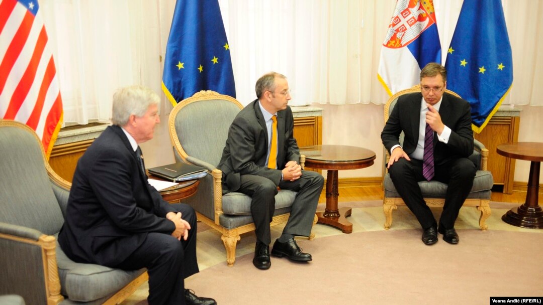 Aleksandar Vučič sa ambasadorima SAD i EU na sastanku u Beogradu u ponedjeljak 13. juna 2016. 
