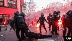 ارشیف، فرانسه کې د پولیسو او اعتراض کوونکو ترمنځ د نښتې یو عکس