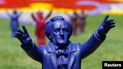 Sculpturi din plastic ale compozitorului Richard Wagner, la Opera din Bayreuth, Germania