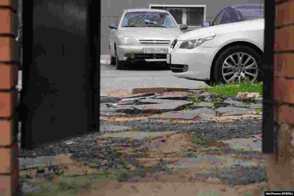 Но лишь у самих ворот. И, похоже, старались для автомобилистов, а не для пешеходов.&nbsp;