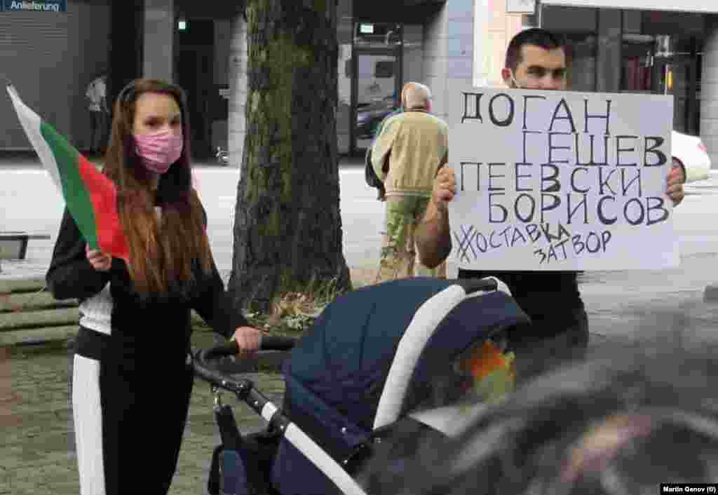 На протеста в Берлин дойдоха и родители с малки деца. Те призоваха за &quot;#оствака и #затвор за Доган, Гешев, Пеевски, Борисов&quot;.