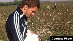 "Neftchi" futbolchisi Pavel Smolyachenko paxta dalasida. (Surat San‘at Sharipovning Twitter sahifasidan olindi)