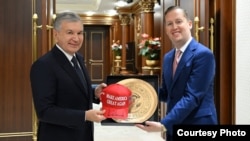 Шавкат Мирзиёев (солдо) жана Сержио Гор