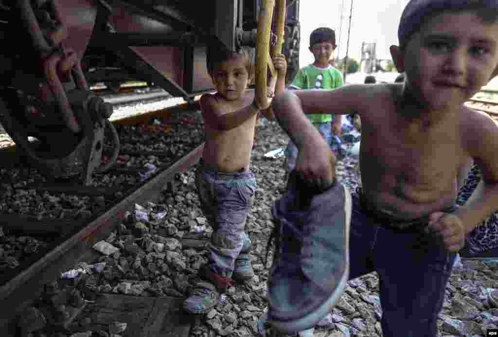 Makedoniyadan keçən miqrantların uşaqları. Gevgelija dəmiryol stansiyası, 13 avqust 2015