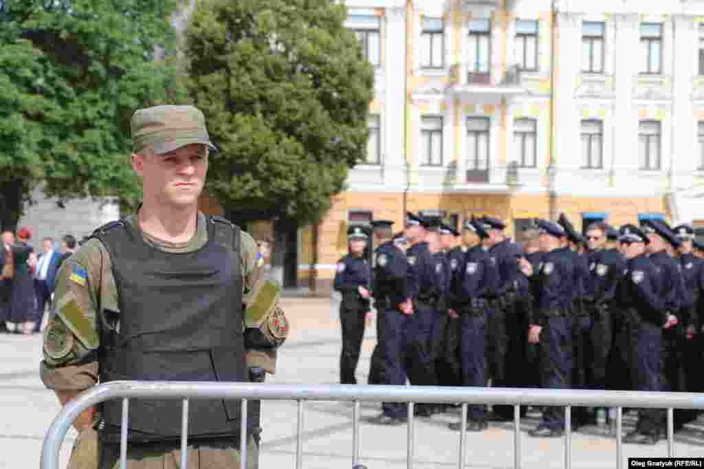Церемонію складання присяги охороняють бійці Національної гвардії