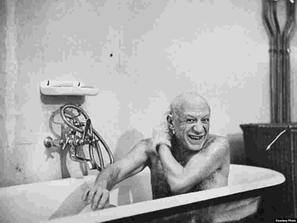 © David Douglas Duncan, Picasso in his bathtub. La Californie, 1956