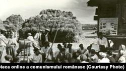 Căminul cultural din Livezeni organizează cititul și comentatul ziarului la arie în 1950. Fototeca online a comunismului românesc; cota 3/1950 