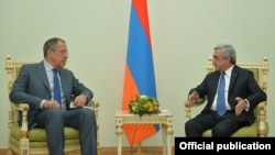 Armenia - President Serzh Sarkisian (R) meets with Russian Foreign Minister Sergey Lavrov, Yerevan, 9Nov2015.