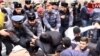 Ոստիկանները դուրս են բերում ցուցարարներին փողոցի երթևեկելի մասից, Երևան, 14 մարտի, 2019թ.