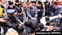 Полицейские удаляют протестующих с проезжей части улицы, Ереван, 14 марта 2019 г.