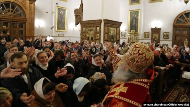 Відзначення Великодня у Святогірській лаврі, яка нині перебуває в користуванні УПЦ (Московського патріархату), 19 квітня 2020 року