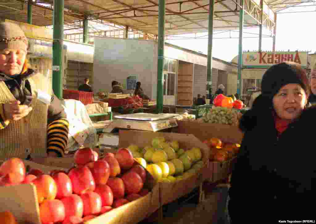 Продуктовый ряд базара в городе Жанаозен Мангистауской области. 21 декабря 2011 года.