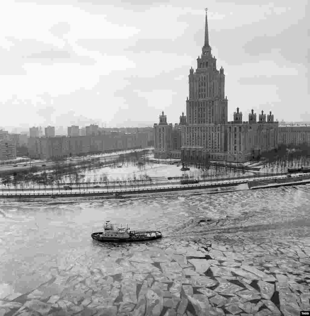 Hotel Ukraina in 1983, as November ice begins to crackle on the Moskva River. The hotel&#39;s name was bestowed in 1954 by Nikita Khrushchev, who inherited the project after Stalin died.