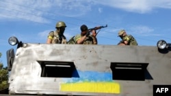 Українські військовослужбовці на околиці Новоазовська. 27 серпня 2014 року