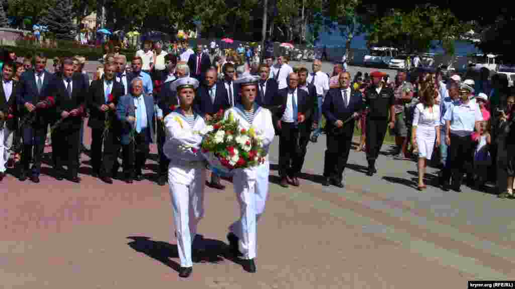 Почесна варта Чорноморського флоту РФ несе траурний вінок до Меморіалу героїчної оборони Севастополя