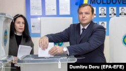 Andrei Năstase, candidatul Blocului ACUM la Chișinău, votând în primul tur de scrutin. 20 octombrie 2019