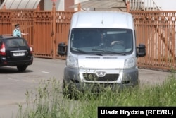 Мікрааўтобус ДФР ля будынку, дзе неўзабаве пасьля арышту праводзілі допыт Віктара Бабарыкі