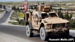 Американский военный в Сирии на бронированной автомашине. 