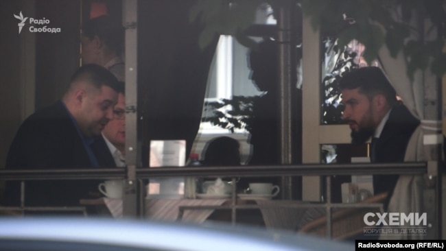 Народний депутат Одександр Грановський та нинішній адвокат Романа Насірова Олег Маліневський у ресторані Gorchitsa в Києві влітку 2016 року