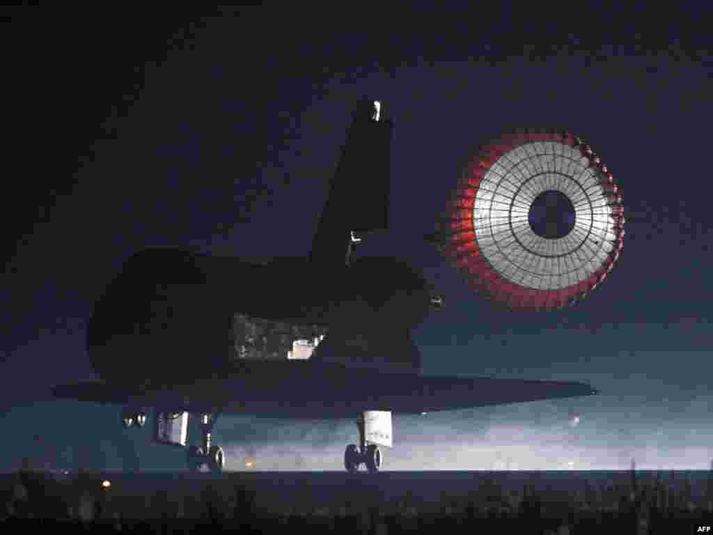 فرود شاتل «آتلانتیس» در مرکز فضایی کندی ایالت فلوریدا- ۳۰ تیرماه