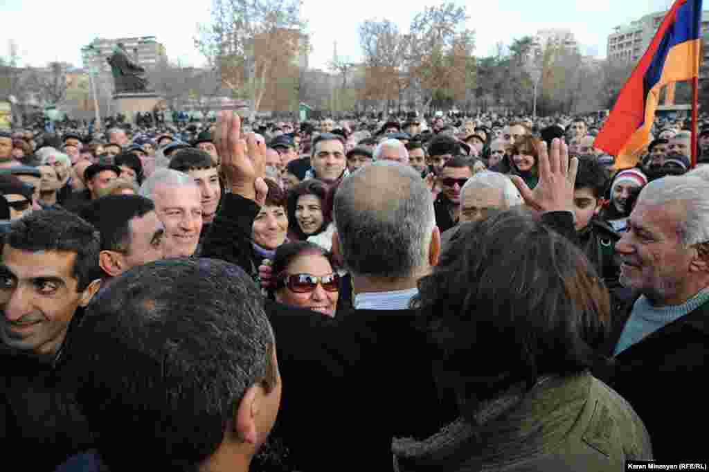 Hovhannisian Yerevanda etiraz aksiyası zamanı tərəfdarları arasında. 20 fevral 2013
