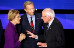 Senatorja Elizabeth Warren duke biseduar me senatorin, Bernie Sanders.