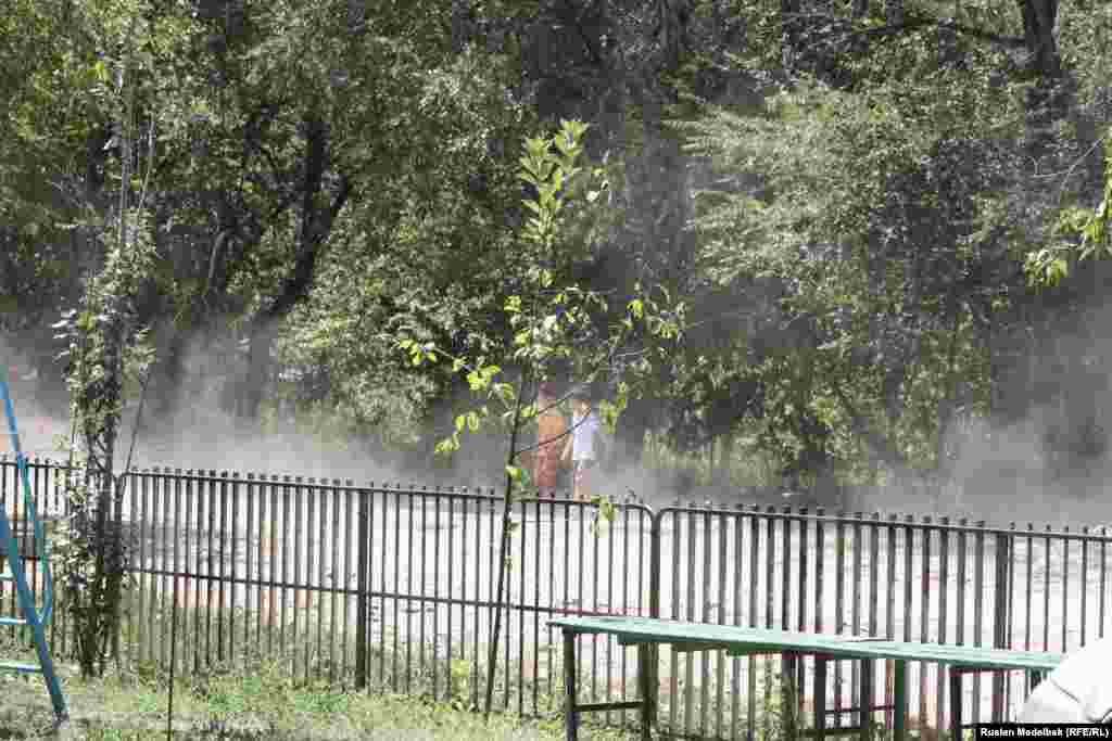Более трех тысяч дворов в городе не оснащены детскими игровыми площадками. Поэтому многие дети вынуждены играть на тротуарах или прямо у подъезда. Алматы, 21 августа 2013 года.