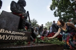 Відкриття пам'ятника Володимиру Мулявіну у Мінську, біля будинку філармонії. 17серпня 2017 року