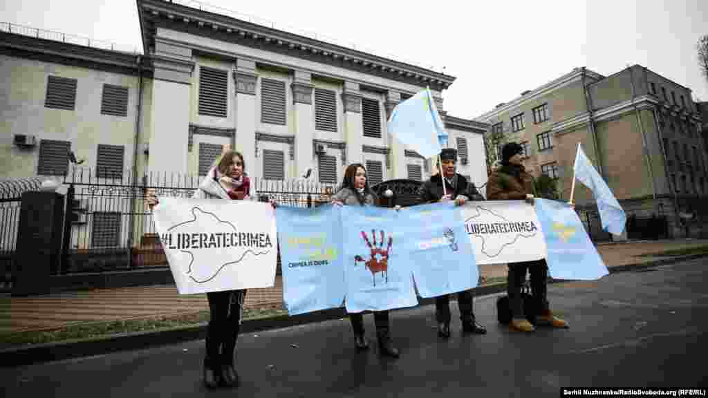 В Киеве 5 декабря активисты пикетировали посольства стран-подписантов Будапештского меморандума