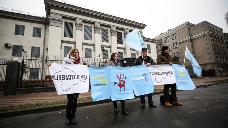 «Чего стоят ваши гарантии?» – в Киеве пикетировали посольства стран-подписантов Будапештского меморандума (фотогалерея)
